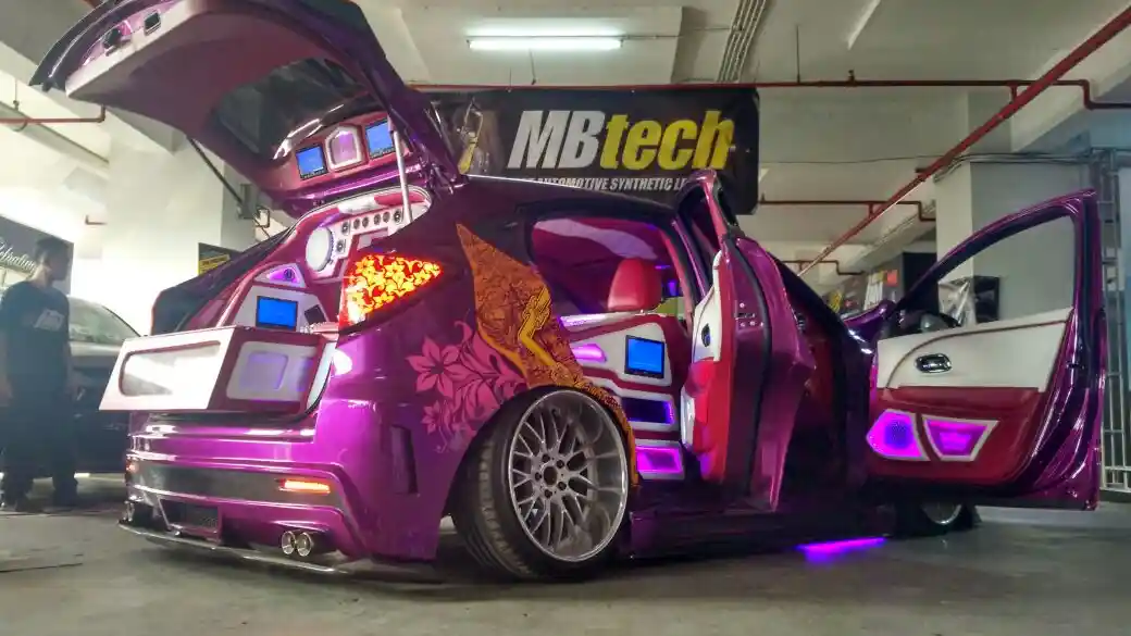 Foto - Ratusan Mobil Modifikasi Mengguncang Malang Dalam Acara AIM MBtech