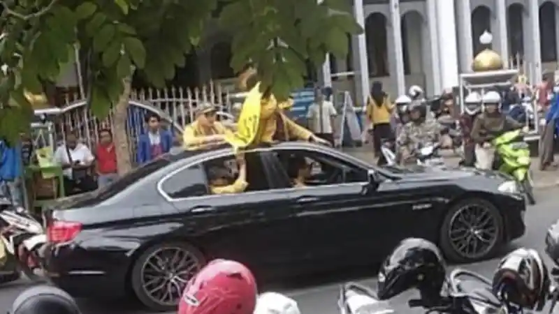 Berita - Ada Mahasiswa yang Unjuk Rasa Pakai Sedan Eropa Mewah!