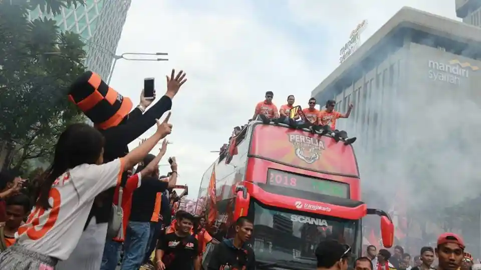 Berita - Bus Scania Double Decker Meriahkan Pawai Kemenangan Pemain Persija Juara Liga 1