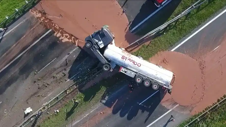 Berita - Cokelat Cair Meluber ke Jalanan Setelah Truk Trailer Renault Pengangkut Cokelat Cair Kecelakan di Polandia