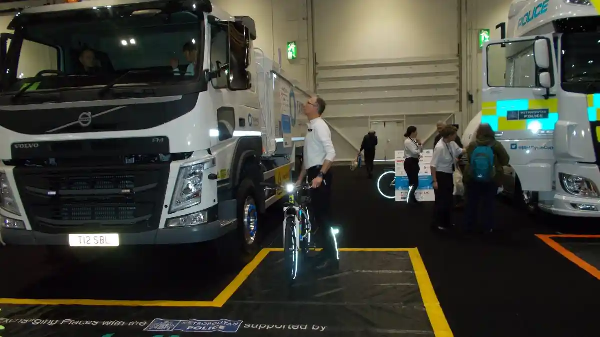 Foto - Ragam Truk Terbaru untuk Sektor Konstruksi Unjuk Gigi di CLOCS 2017