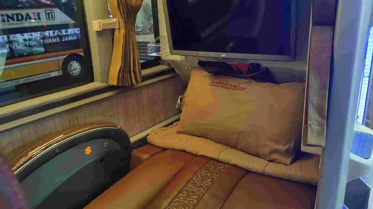 Foto - Pakai Bodi Double Decker, Seberapa Nyaman Naik Sleeper Bus PO Juragan 99 Trans?