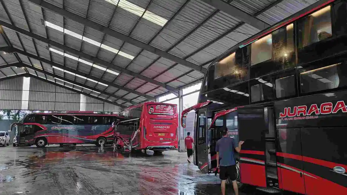 Foto - Pakai Bodi Double Decker, Seberapa Nyaman Naik Sleeper Bus PO Juragan 99 Trans?