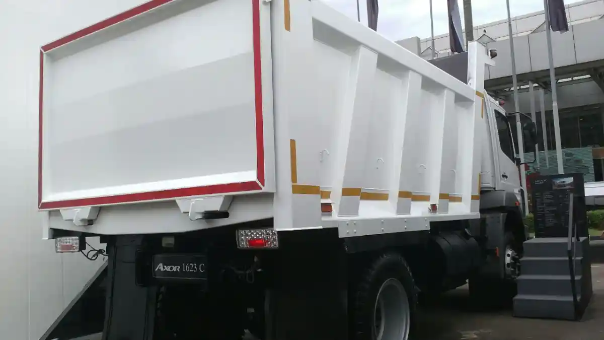 Foto - Mercedes-Benz Axor 1623 C M/T, Truk yang Siap Kerja Keras untuk Konstruksi di Indonesia