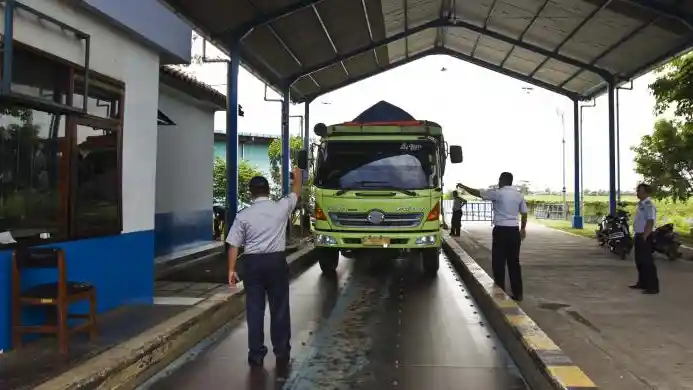 Berita - Truk Overtonase Akan Dijaring Lewat Jembatan Timbang di Jalan Tol