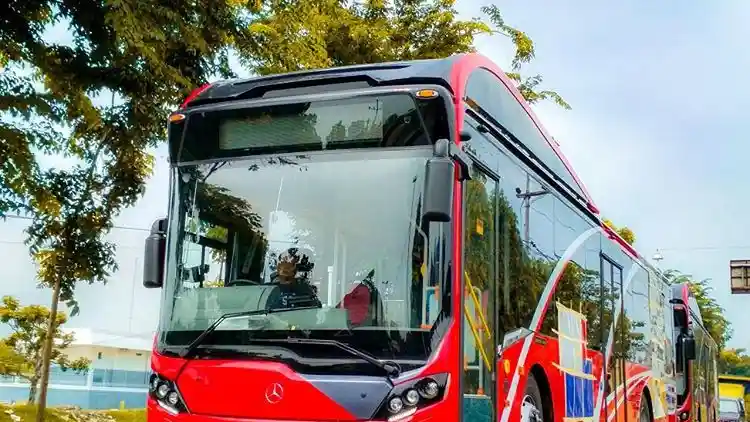 Berita - Dicat Merah dengan Logo Kota Surabaya, Bus Ini Dijajal Langsung Walikota Tri Rismaharani