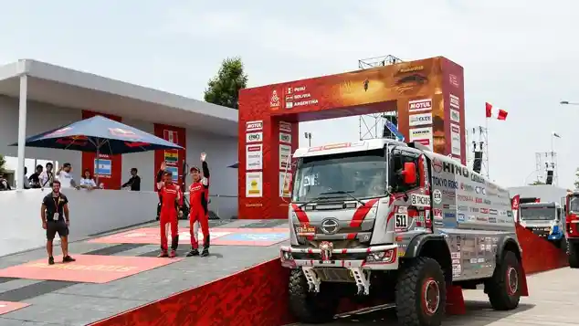 Foto - Hino Turunkan 2 Truk Ranger dan 2 Pembalap Senior di Dakar Rally 2018