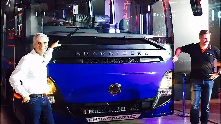 Foto - Mercedes-Benz Diperkirakan Akan Segera Luncurkan Bus Baru Bermesin Depan di Indonesia