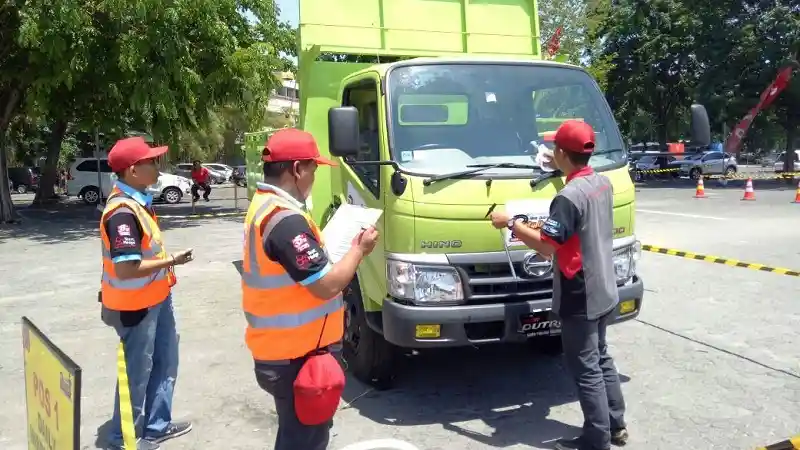 Foto - Kontes Mengemudi Aman Truk Hino Dutro Sambangi Kota Surabaya