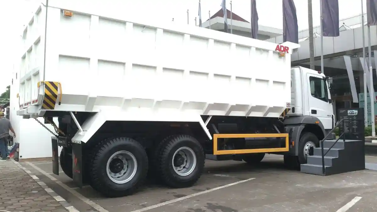 Foto - Mercedes-Benz Axor 2528 C (6x2) M/T: Truk Heavy Duty Tangguh di Segala Medan, Daya Tanjak Prima