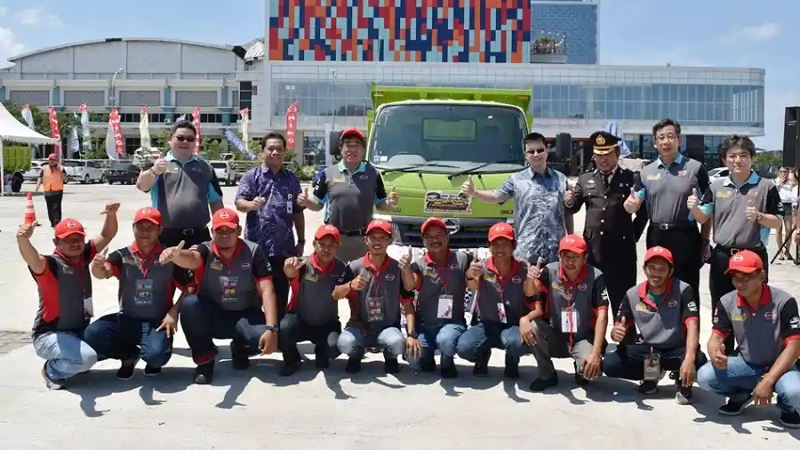 Foto - Hino Gelar Safety Driving Competition di Kota Makassar
