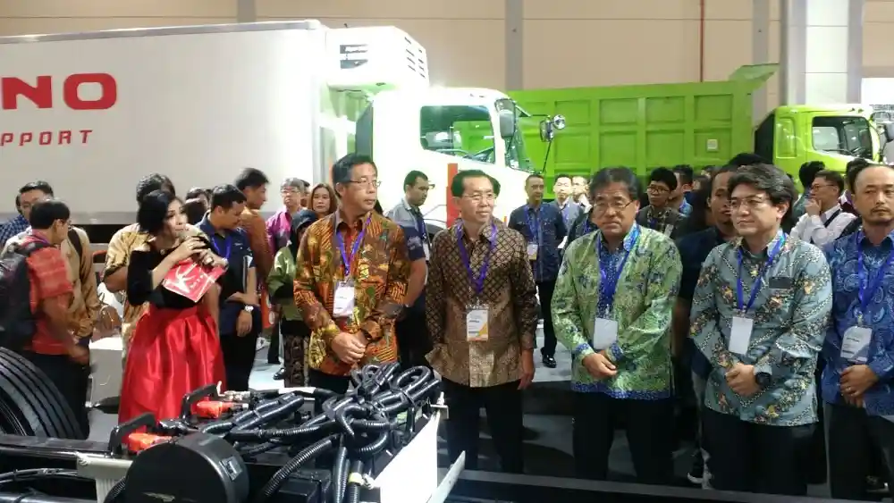 Foto - Hino : Hadirkan Solusi Bisnis Lengkap di GIICOMVEC 2018