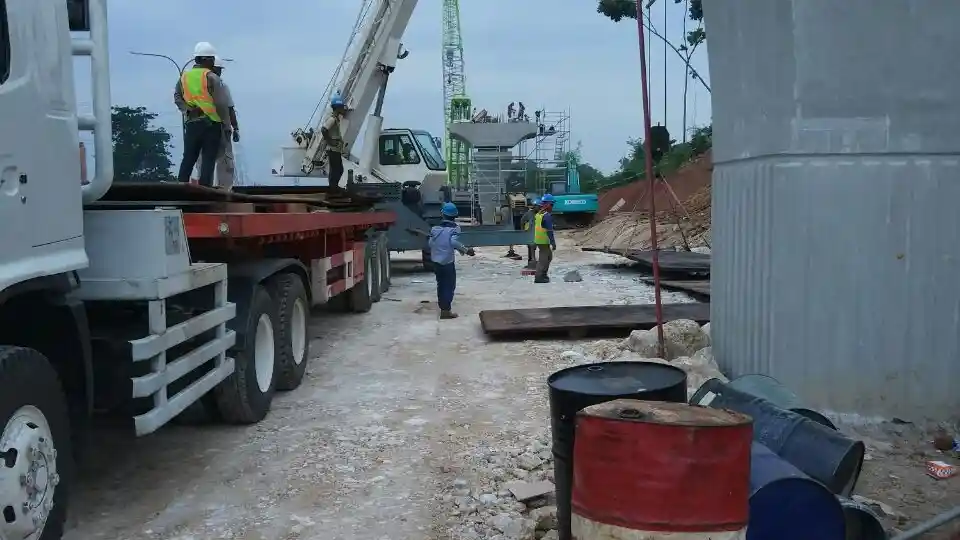 Foto - Proyek Tol Layang Jakarta-Cikampek Mulai Pasang Box Girder, Kontraktor Kerahkan Truk Heavy Duty dan Crane