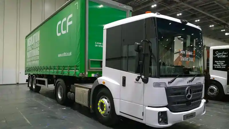 Truk - Debut Tractor Head Low Entry Mercedes-Benz Iconic 4x2 di Inggris