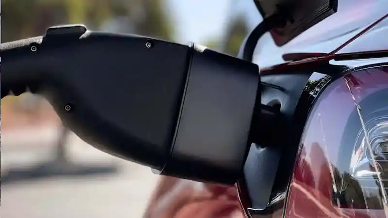 Berita - Tesla Luncurkan Adaptor Pengisian Daya Listrik, Bisa Digunakan Di mana Saja