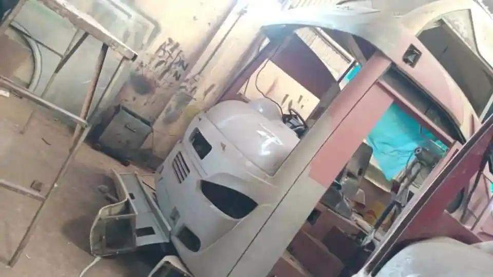 Foto - Seperti Ini Karoseri Peniru Bodi Bus Laksana Di Bangladesh