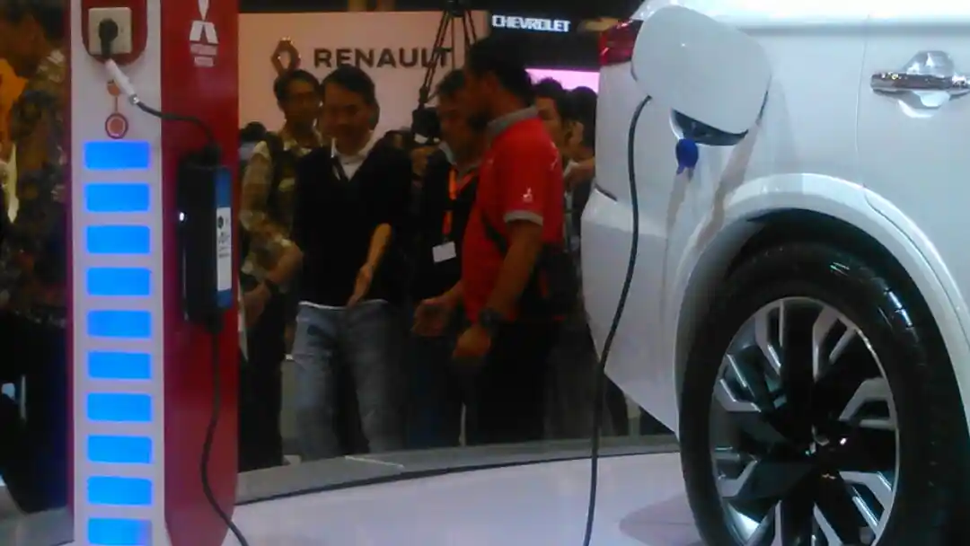 Foto - GIIAS 2015: Mitsubishi Outlander PHEV Selangkah Lagi Dijual