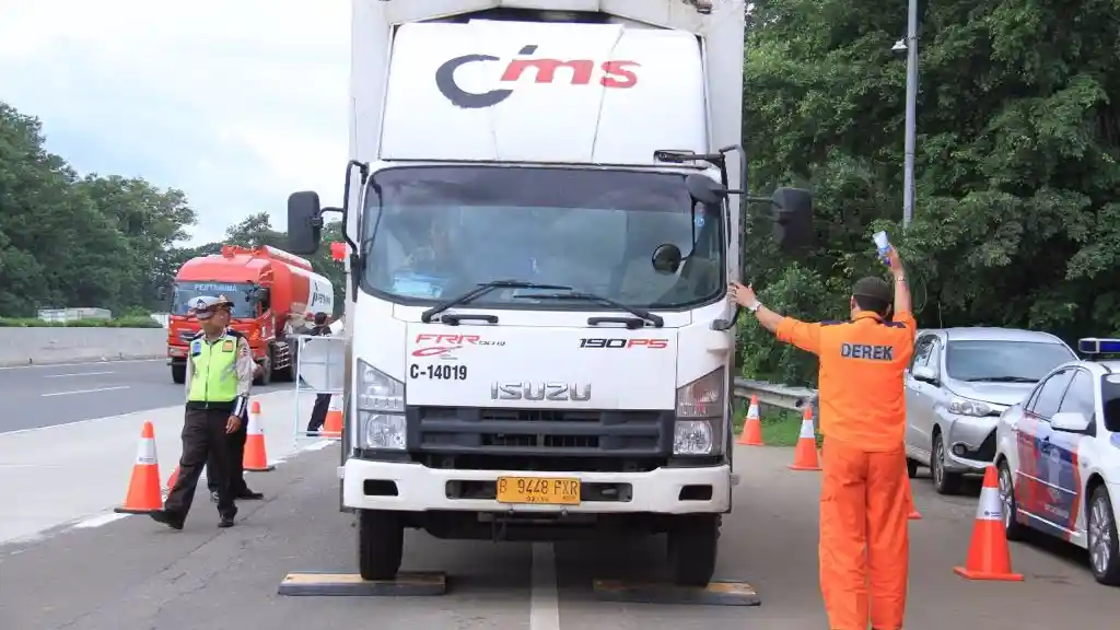 Berita - Direktur Keselamatan Hubdat: Truk Overload Bikin Macet dan Jalannya Lelet!