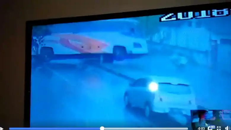 Foto - Detik-detik Bus Mira Ngebut dan Selip di Mojokerto