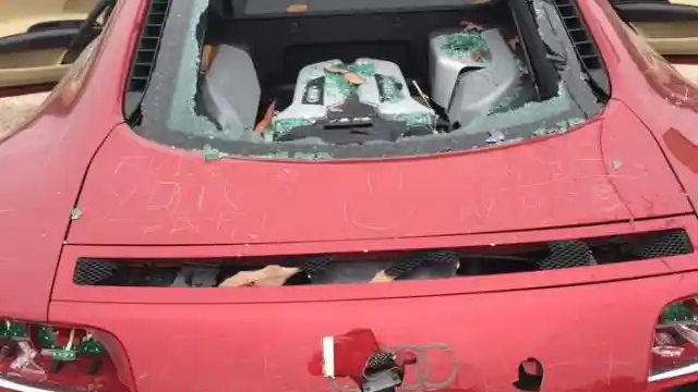 Foto - Ketahuan Selingkuh, Audi R8 Dirusak Istri