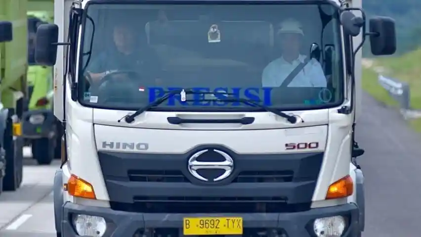 Foto - Jokowi Naik Truk Usai Resmikan Ruas Tol Lampung