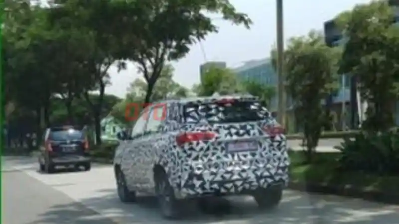 Foto - SPY SHOT: Wuling Almaz Terlihat di Cikarang