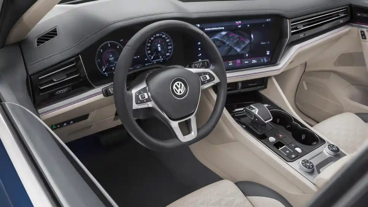 Foto - Volkswagen Wujudkan Fitur 'Cari Parkir Sendiri'