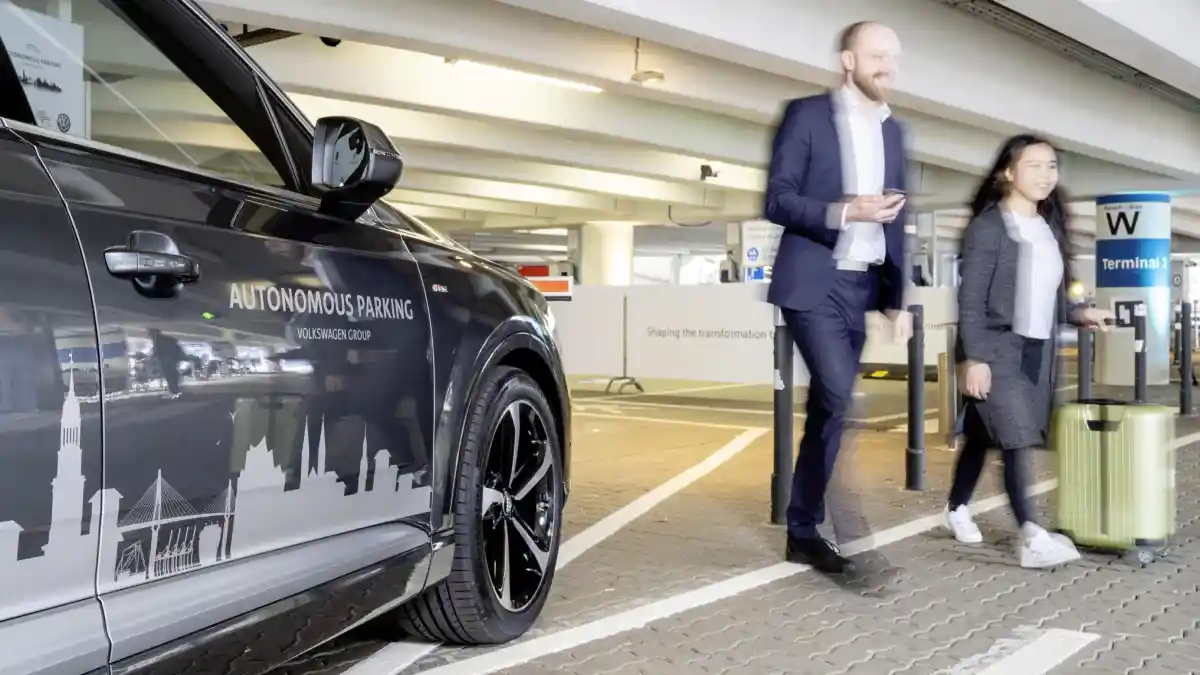 Foto - Volkswagen Wujudkan Fitur 'Cari Parkir Sendiri'