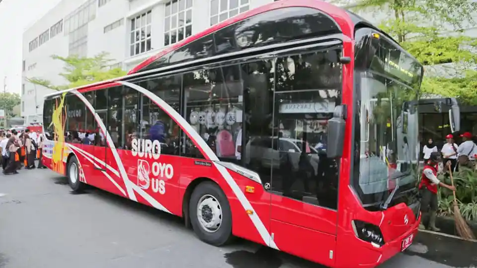 Foto - Bus Suroboyo Diluncurkan, Penumpang Bayarnya Pakai Sampah