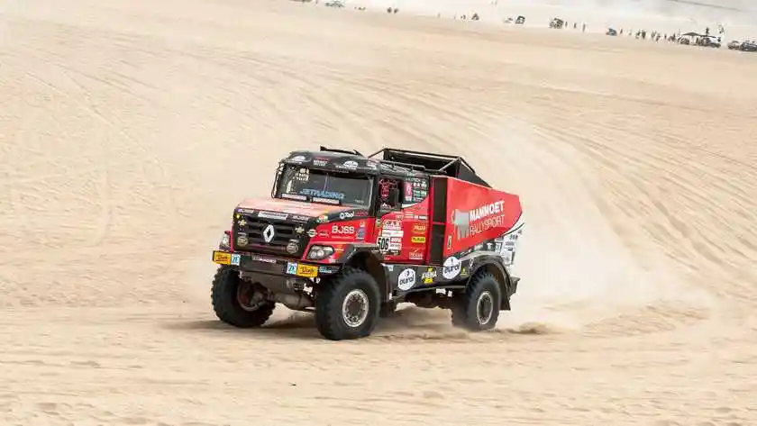 Berita - Mesin Rusak, Tim Renault dan DAF Belanda Gagal Lanjutkan Balapan di Dakar Rally 2019