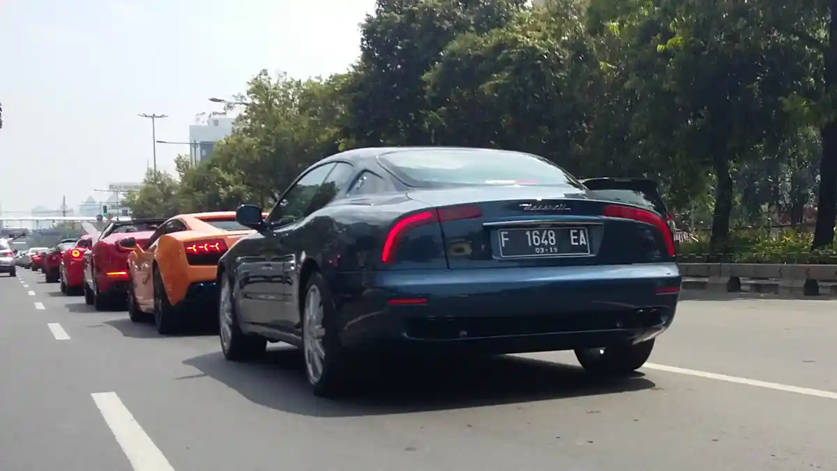 Foto - Puluhan Sportscar Konvoi Rayakan Kemerdekaan