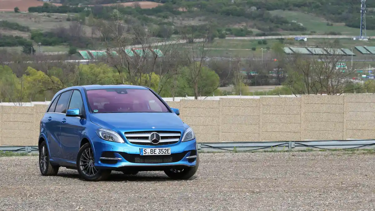 Berita - Tak Laku, Mercedes-Benz Stop Jual Salah Satu Mobil Listriknya