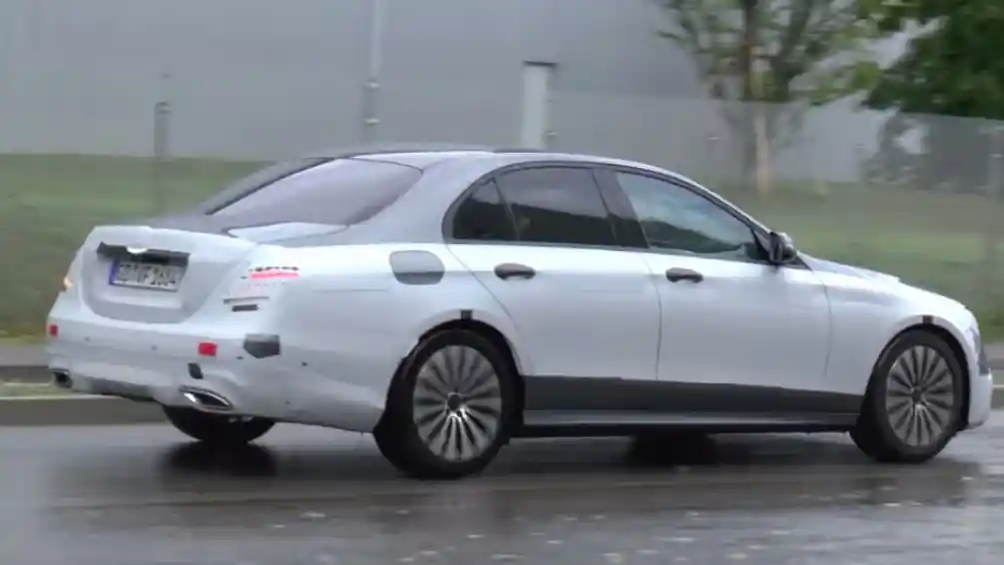 Foto - Mercedes-Benz E-Class Paling Irit Akan Muncul di Jakarta