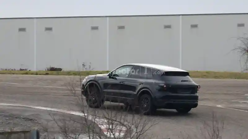 Foto - Spyshot: Porsche Cayenne 2018, Diprediksi Mengusung Banyak Ubahan