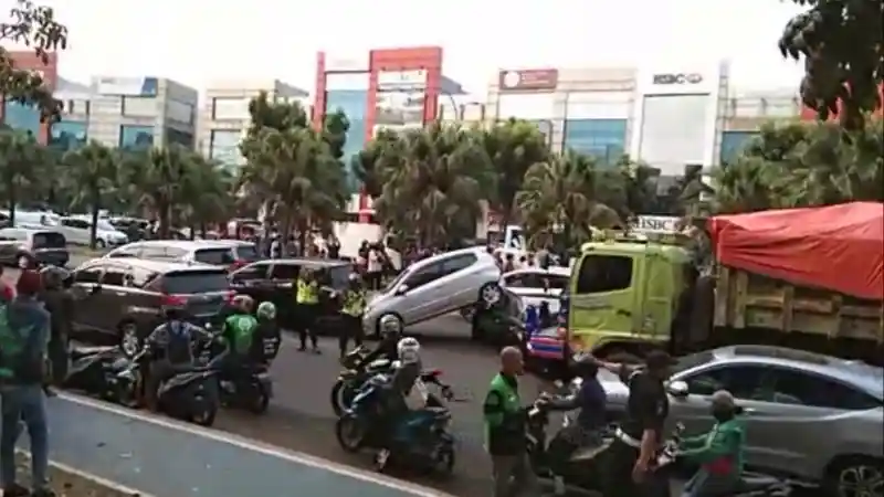 Tips - 4 Cara Agar Terhindar Dari Tabrakan Beruntun 