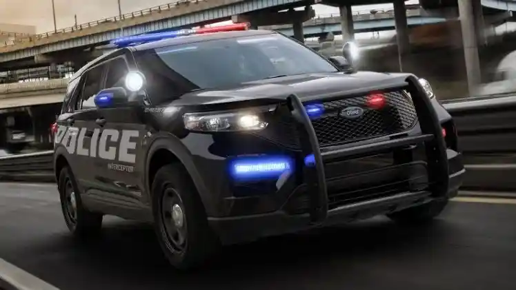 Berita - Mobil Polisi Aksi Viral Rasis George Floyd, Lolos Tabrakan 120 Km/Jam 