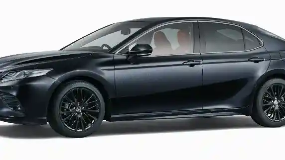 Foto - Toyota Rayakan 40 Tahun Camry Dengan Luncurkan Black Edition