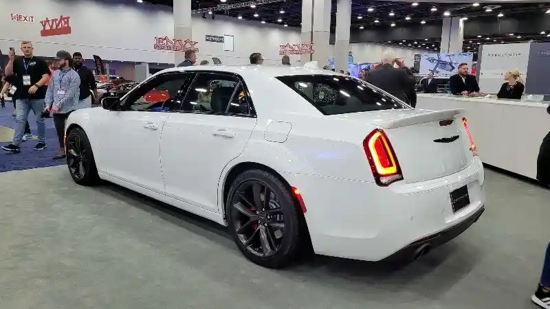 Foto - Mobil Mesin Besar Masih Diminati, Chrysler 300C 2023 Ludes Dalam 12 Jam