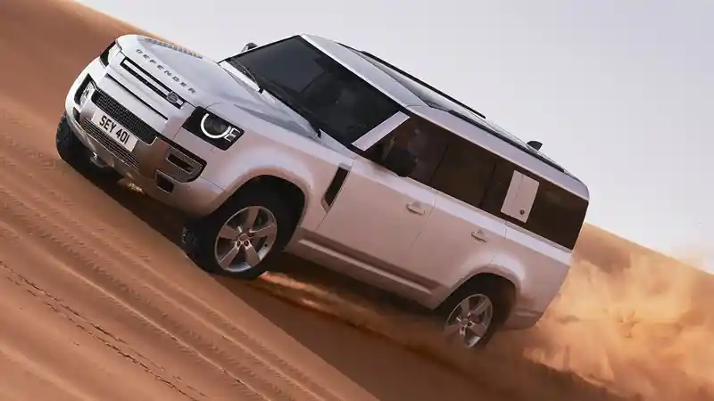 Foto - Land Rover Sodorkan Defender 130, Versi Dengan Bodi Terpanjang 