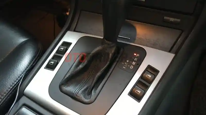 Foto - Cara Cek Volume Oli Transmisi Otomatik Di Mobil Anda