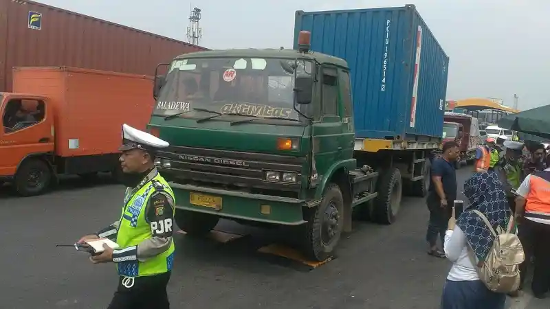 Berita - Razia 3 Hari Jasa Marga di Tol Prof Sedyatmo: 107 Truk Terbukti Membawa Muatan Overload