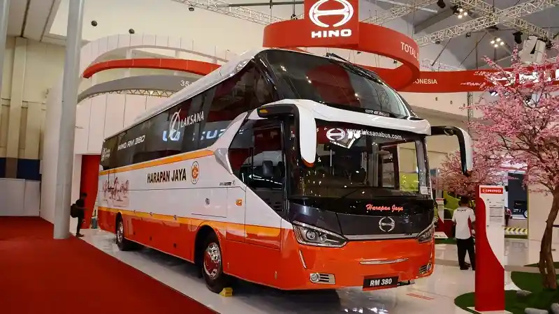 Foto - GIIAS 2017: Hino Kenalkan Bus Bersasis Monokok Hino RM380