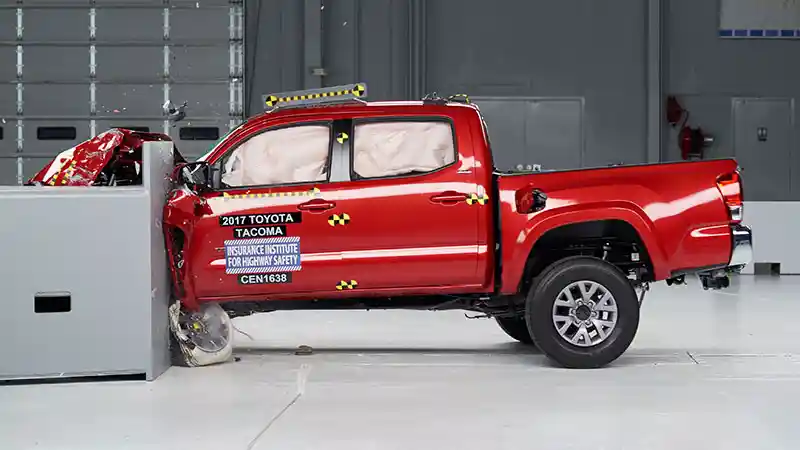 Pikap - Pick Up Buatan Toyota dan General Motor Raih Hasil Bagus dalam Uji Tabrak