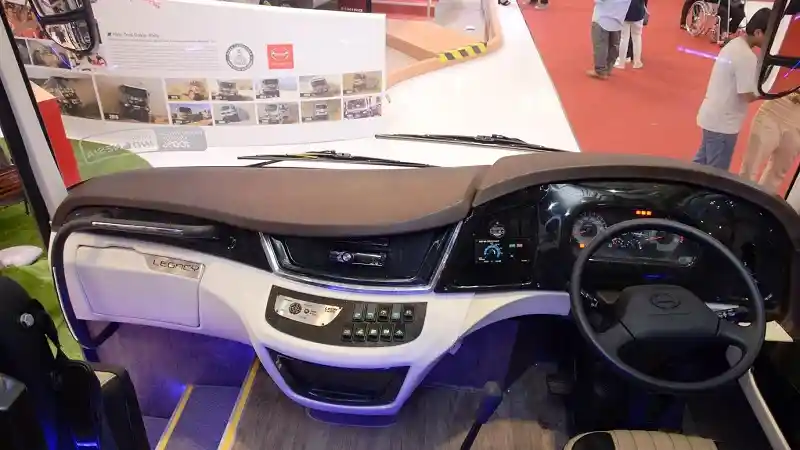 Foto - GIIAS 2017: Hino Kenalkan Bus Bersasis Monokok Hino RM380