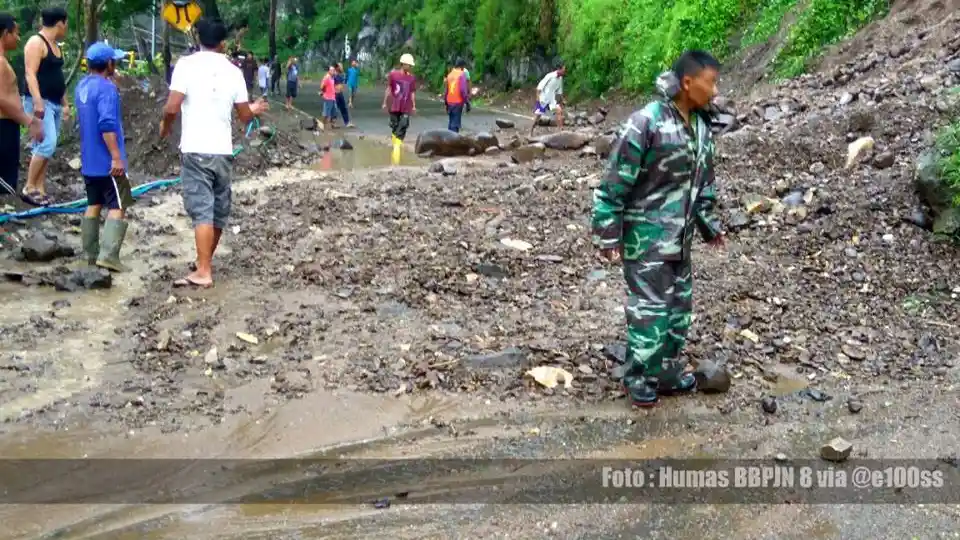 Berita - Arus Angkutan Barang dan Transportasi Bus di Jalur Trenggalek-Ponorogo Terputus karena Longsor
