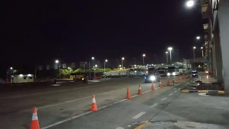 Foto - Banjir Parah di Tol Japek: Penumpang Menumpuk, Banyak Bus Terlambat Masuk Terminal Pulogebang