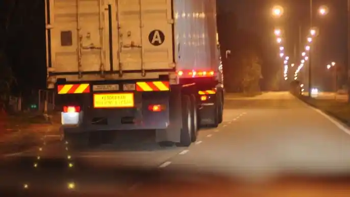 Foto - Stiker Reflektor 3M Diklaim Tekan Potensi Kecelakaan