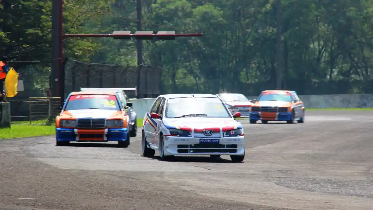 Foto - Komunitas Peugeot 306 Dukung Pembalapnya Dengan Berburu Foto di Sirkuit
