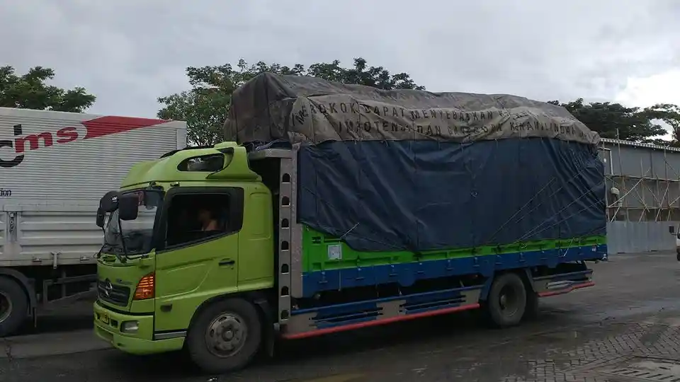 Foto - Impor Ban Diperketat, Pengusaha Angkutan Truk Keluhkan Kelangkaan Ban Radial di Pasar