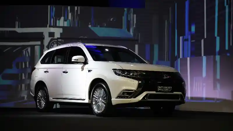 Foto - Outlander PHEV Harganya Selangit Karena Hal ini